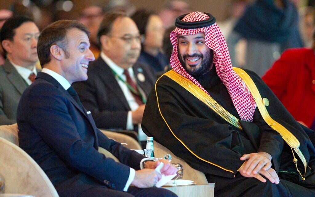 ولي العهد السعودي محمد بن سلمان يتحدث إلى الرئيس الفرنسي إيمانويل ماكرون خلال قمة المياه العالمية في الرياض، السعودية، 3 ديسمبر 2024. (Bandar Aljaloud/Saudi Royal Palace via AP) ولي العهد السعودي محمد بن سلمان يتحدث إلى الرئيس الفرنسي إيمانويل ماكرون خلال قمة المياه العالمية في الرياض، السعودية، 3 ديسمبر 2024. (Bandar Aljaloud/Saudi Royal Palace via AP)