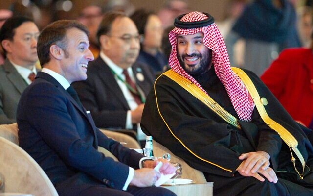 ولي العهد السعودي محمد بن سلمان يتحدث إلى الرئيس الفرنسي إيمانويل ماكرون خلال قمة المياه العالمية في الرياض، السعودية، 3 ديسمبر 2024. (Bandar Aljaloud/Saudi Royal Palace via AP)