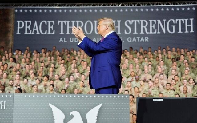 الرئيس الأمريكي دونالد ترامب في قاعدة العديد الجوية، 15 مايو 2025، في الدوحة، قطر. (AP Photo/Alex Brandon)