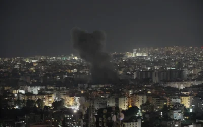 دخان يتصاعد عقب غارة جوية إسرائيلية على الضواحي الجنوبية لبيروت، لبنان، 5 يونيو 2025. (AP Photo/Hassan Ammar)