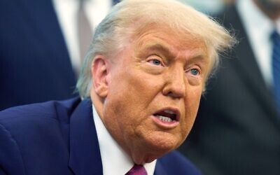 الرئيس الأمريكي دونالد ترامب يتحدث مع الصحفيين في المكتب البيضاوي في البيت الأبيض، واشنطن، 10 يونيو 2025. (Evan Vucci/AP)