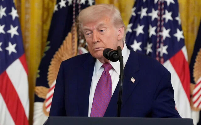 الرئيس الأمريكي دونالد ترامب يستمع خلال فعالية لتوقيع مشروع قانون يمنع ولاية كاليفورنيا من حظر بيع السيارات الجديدة التي تعمل بالغاز بحلول عام 2035، في الغرفة الشرقية بالبيت الأبيض، 12 يونيو 2025. (AP/Alex Brandon)