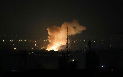 تصاعد الدخان بعد انفجار في طهران، إيران، 13 يونيو 2025. (Vahid Salemi/AP)