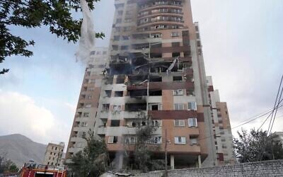 مبنى في طهران تضرر جراء هجوم سلاح الجو الإسرائيلي على إيران، 13 يونيو 2025. (AP Photo/Vahid Salemi
)