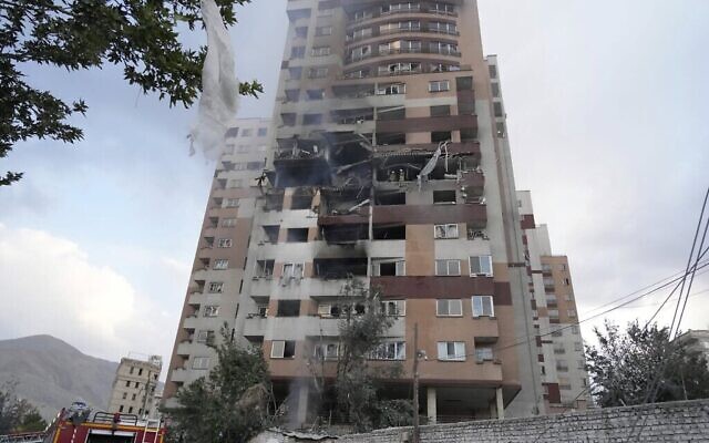 مبنى في طهران تضرر جراء هجوم سلاح الجو الإسرائيلي على إيران، 13 يونيو 2025. (AP Photo/Vahid Salemi
) مبنى في طهران تضرر جراء هجوم سلاح الجو الإسرائيلي على إيران، 13 يونيو 2025. (AP Photo/Vahid Salemi
)