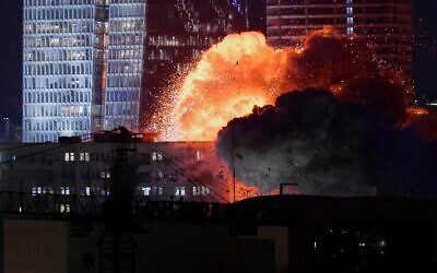 انفجار خلال هجوم صاروخي إيراني في تل أبيب، ليل 13 يونيو 2025. (AP Photo/Tomer Neuberg)