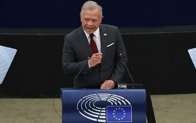 العاهل الأردني الملك عبد الله الثاني يلقي كلمة أمام البرلمان الأوروبي، 17 يونيو 2025، في ستراسبورغ، شرق فرنسا. (AP/Antonin Utz)