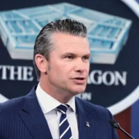 وزير الدفاع بيت هيغسيت يتحدث خلال مؤتمر صحفي في البنتاغون في واشنطن، 22 يونيو 2025، بعد أن شنت الجيش الأمريكي ضربات على ثلاثة مواقع في إيران، وانضمت بذلك مباشرة إلى جهود إسرائيل لتدمير برنامجها النووي. (AP/Alex Brandon)