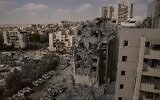 عناصر أمن وإنقاذ إسرائيليون بين أنقاض مبانٍ سكنية دمرها هجوم صاروخي إيراني وأسفر عن مقتل عدد من الأشخاص، في بئر السبع، إسرائيل، 24 يونيو 2025. (AP Photo/Leo Correa)