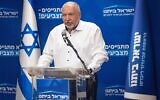 رئيس حزب "يسرائيل بيتينو" عضو الكنيست أفيغدور ليبرمان يقود اجتماع كتلة حزبه البرلمانية في الكنيست، 19 مايو 2025. (Yonatan Sindel/Flash90)