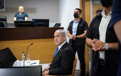 رئيس الوزراء بنيامين نتنياهو يجلس في محكمة تل أبيب المركزية قبل بدء استجوابه من قبل النيابة في المحاكمة الجنائية ضده، 3 يونيو 2025. (Chaim Goldberg/Flash90)