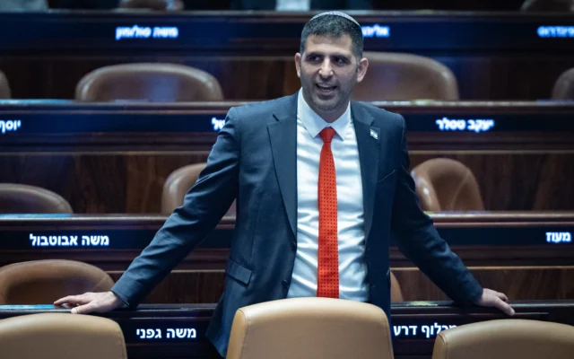 وزير الاتصالات شلومو كرعي يحضر جلسة في الكنيست في القدس، 4 يونيو 2025. (Yonatan Sindel/Flash90)
