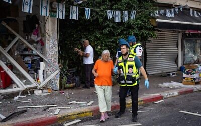 قوات الأمن والإنقاذ في موقع سقوط صاروخ باليستي إيراني في رمات غان، 19 يونيو 2025 (Chaim Goldberg/Flash90)