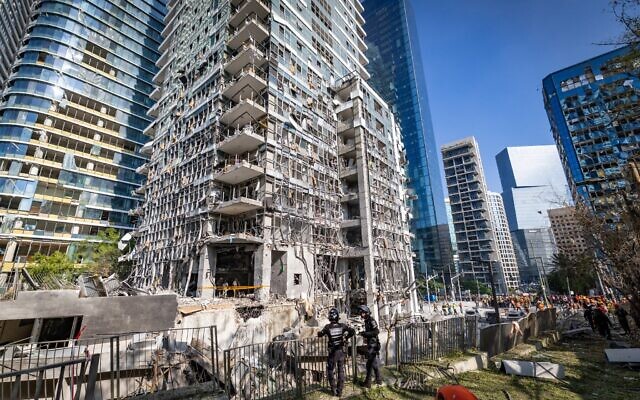 قوات الأمن والإنقاذ الإسرائيلية في موقع سقوط صاروخ باليستي أُطلق من إيران وألحق أضراراً في رمات غان، 19 يونيو 2025. (Chaim Goldberg/Flash90) قوات الأمن والإنقاذ الإسرائيلية في موقع سقوط صاروخ باليستي أُطلق من إيران وألحق أضراراً في رمات غان، 19 يونيو 2025. (Chaim Goldberg/Flash90)