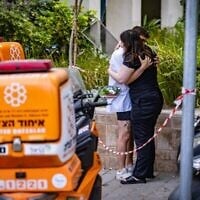 قوات الأمن والإغاثة الإسرائيلية في مكان سقوط صاروخ باليستي أطلقته إيران وألحق أضراراً في تل أبيب، 22 يونيو 2025. (Chaim Goldberg/Flash90)