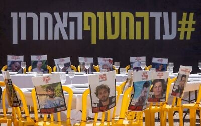 ملصقات تظهر الرهائن المحتجزين في غزة، في ساحة الرهائن بتل أبيب، 26 يونيو 2025. (Miriam Alster/Flash90)