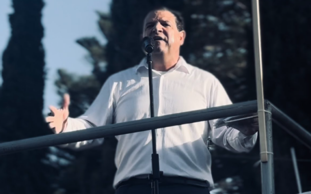 عضو الكنيست أيمن عودة يتحدث في تظاهرة مناهضة للحرب في حيفا، 31 مايو 2025 (Ayman Odeh/X)