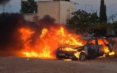 سيارة أُحرقت خلال أعمال شغب قام بها مستوطنون في قرية المغير الفلسطينية في 25 حزيران/يونيو 2025. (Yesh Din)