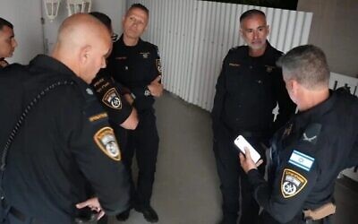 الشرطة في مسرح جريمة قتل في مدينة نهاريا حيث قُتلت سيدة طعنا، 7 يونيو 2025. (Israel Police)