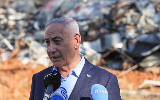 رئيس الوزراء بنيامين نتنياهو يزور موقع سقوط صاروخ باليستي إيراني على معهد وايزمان في رحوفوت، 20 يونيو 2025. (Itai Ron/Pool/Flash90) رئيس الوزراء بنيامين نتنياهو يزور موقع سقوط صاروخ باليستي إيراني على معهد وايزمان في رحوفوت، 20 يونيو 2025. (Itai Ron/Pool/Flash90)