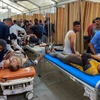 فلسطينيون أصيبوا بجروح جراء إطلاق نار إسرائيلي أثناء تجمعهم بالقرب من مركز للمساعدات الغذائية يتلقون العلاج في مستشفى ناصر في خان يونس بجنوب قطاع غزة في 17 يونيو 2025.(AFP)