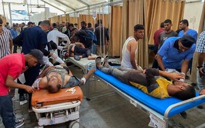 فلسطينيون أصيبوا بجروح جراء إطلاق نار إسرائيلي أثناء تجمعهم بالقرب من مركز للمساعدات الغذائية يتلقون العلاج في مستشفى ناصر في خان يونس بجنوب قطاع غزة في 17 يونيو 2025.(AFP)