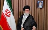 المرشد الأعلى الإيراني آية الله علي خامنئي يتحدث في العاصمة طهران، 13 يونيو 2025. وفوقه صورة لسلفه الراحل روح الله الخميني. (KHAMENEI.IR / AFP)