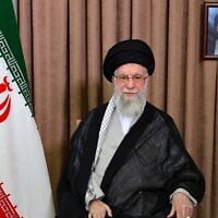 المرشد الأعلى الإيراني آية الله علي خامنئي يتحدث في العاصمة طهران، 13 يونيو 2025. وفوقه صورة لسلفه الراحل روح الله الخميني. (KHAMENEI.IR / AFP)