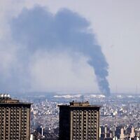 دخان يتصاعد في الأفق من مصفاة نفط عقب غارة إسرائيلية على العاصمة الإيرانية طهران في 17 يونيو 2025.  (ATTA KENARE / AFP)