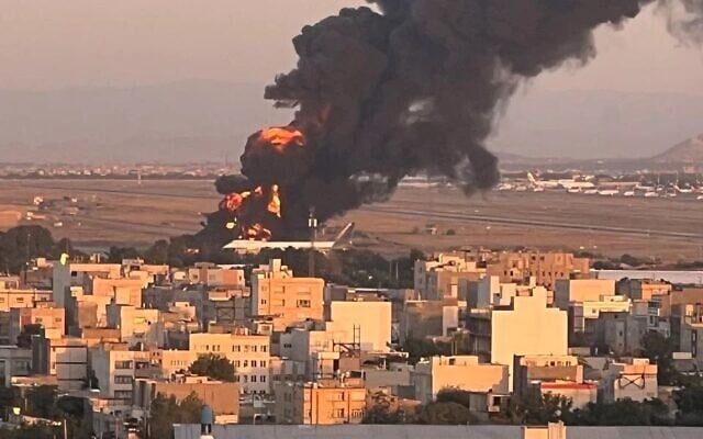طائرة إيرانية للتزويد بالوقود تشتعل في مطار مشهد شمال شرق إيران عقب غارة إسرائيلية في 15 يونيو 2025. (Social media: used in accordance with Clause 27a of the Copyright Law)