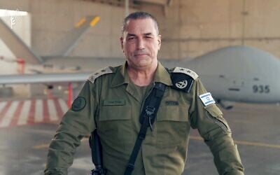رئيس أركان الجيش الإسرائيلي، اللفتنانت جنرال إيال زمير، يصدر بيانا مصورا من قاعدة جوية، 20 يونيو 2025. (Israel Defense Forces)
