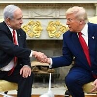 الرئيس الأمريكي دونالد ترامب (على اليمين) يصافح رئيس الوزراء بنيامين نتنياهو في المكتب البيضاوي بالبيت الأبيض، 7 أبريل 2025، في واشنطن. (Pool via AP)