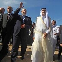 أمير قطر آنذاك الشيخ حمد بن خليفة آل ثاني، في الوسط إلى اليمين، ورئيس المكتب السياسي لحركة حماس المغتال إسماعيل هنية، الثالث إلى اليسار، يحضران مراسم وضع حجر الأساس لمركز طبي مخطط له في بيت لاهييا شمال غزة، 23 أكتوبر 2012. (Ali Ali, Pool/AP)