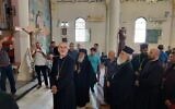 البطريرك اللاتيني في القدس الكاردينال بييرباتيستا بيتسابالا والبطريرك الأرثوذكسي ثيوفيلوس الثالث في كنيسة العائلة المقدسة في مدينة غزة، 18 يوليو 2025، بعد يوم من تضرر الكنيسة بسبب قذيفة أطلقت من دبابة إسرائيلية قريبة (بطريركية الروم الأرثوذكس في القدس)