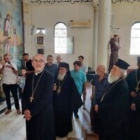 البطريرك اللاتيني في القدس الكاردينال بييرباتيستا بيتسابالا والبطريرك الأرثوذكسي ثيوفيلوس الثالث في كنيسة العائلة المقدسة في مدينة غزة، 18 يوليو 2025، بعد يوم من تضرر الكنيسة بسبب قذيفة أطلقت من دبابة إسرائيلية قريبة (بطريركية الروم الأرثوذكس في القدس)