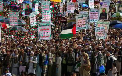 يمنيون يرفعون لافتات وأعلام فلسطين خلال مظاهرة ضد إسرائيل والولايات المتحدة، في العاصمة صنعاء التي يسيطر عليها الحوثيون في 18 يوليو/تموز 2025. (محمد حويس/وكالة الصحافة الفرنسية)
