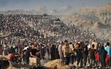 فلسطينيون يحملون أكياساً وصناديق من المواد الغذائية والمساعدات الإنسانية، تم تفريغها من قافلة برنامج الأغذية العالمي المتجهة إلى مدينة غزة شمال قطاع غزة، 16 يونيو 2025. (AP Photo/Jehad Alshrafi)
