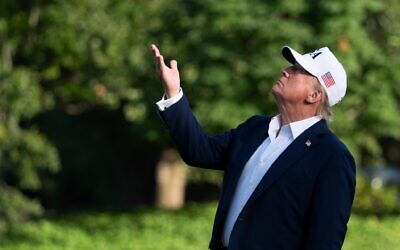 الرئيس الأمريكي دونالد ترامب ينظر إلى العلم الأمريكي المرفوع على السارية في الحديقة الجنوبية أثناء وصوله إلى البيت الأبيض، 6 يوليو 2025، في واشنطن. (AP/Manuel Balce Ceneta)