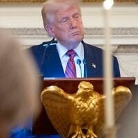 الرئيس الأمريكي دونالد ترامب يتحدث خلال عشاء لأعضاء مجلس الشيوخ الجمهوريين في قاعة الطعام الرسمية بالبيت الأبيض، الجمعة 18 يوليو/تموز 2025، في واشنطن. (صورة أسوشيتد برس/أليكس براندون)