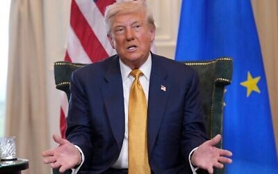 الرئيس الأمريكي دونالد ترامب يلوح بيده أثناء لقائه برئيسة المفوضية الأوروبية أورسولا فون دير لاين في ملعب ترامب تيرنبيري للغولف في تيرنبيري، اسكتلندا، 27 يوليو/تموز 2025. (AP Photo/Jacquelyn Martin)