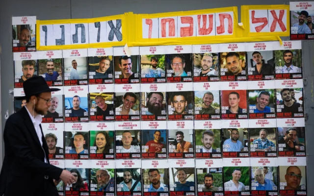صور للرهائن المحتجزين في غزة، في القدس، 2 يوليو 2025 (Yonatan Sindel/Flash90)