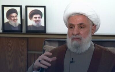 الأمين العام لحزب الله نعيم قاسم يتحدث في مقابلة مع قناة "الميادين" الإخبارية تم بثها في 8 يوليو 2025. (X screenshot)
