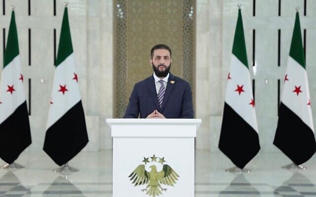 الرئيس السوري المؤقت أحمد الشرع يتحدث في بيان مسجل صدر في وقت مبكر من يوم 17 يوليو 2025، عقب اشتباكات وغارات إسرائيلية في محافظة السويداء ذات الأغلبية الدرزية. (Telegram screenshot)