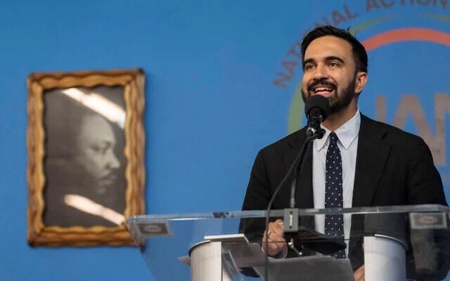 المرشح الديمقراطي لمنصب عمدة مدينة نيويورك زهران ممداني يتحدث بجانب صورة لمارتن لوثر كينغ جونيور خلال تجمع حاشد نظمته شبكة العمل الوطني يوم السبت في دار العدل في هارلم، يوم السبت 28 يونيو 2025، في نيويورك. (AP Photo/Yuki Iwamura) المرشح الديمقراطي لمنصب عمدة مدينة نيويورك زهران ممداني يتحدث بجانب صورة لمارتن لوثر كينغ جونيور خلال تجمع حاشد نظمته شبكة العمل الوطني يوم السبت في دار العدل في هارلم، يوم السبت 28 يونيو 2025، في نيويورك. (AP Photo/Yuki Iwamura)