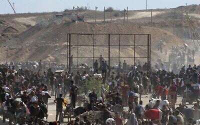 فلسطينيون نازحون يتجمعون لتلقي المساعدات من مركز توزيع المساعدات التابع لمؤسسة غزة الإنسانية في منطقة محور نتساريم في وسط قطاع غزة، 30 يوليو 2025. (Eyad Baba/AFP)