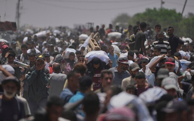 فلسطينيون يحملون أكياسا تحتوي على مواد غذائية ومساعدات إنسانية قدمتها مؤسسة غزة الإنسانية في رفح، جنوب قطاع غزة، 9 يونيو 2025. (AP Photo/Abdel Kareem Hana) فلسطينيون يحملون أكياسا تحتوي على مواد غذائية ومساعدات إنسانية قدمتها مؤسسة غزة الإنسانية في رفح، جنوب قطاع غزة، 9 يونيو 2025. (AP Photo/Abdel Kareem Hana)