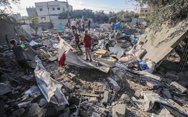 فلسطينيون في موقع غارة جوية إسرائيلية على مخيم الشاطئ، وسط قطاع غزة، في 13 يوليو 2025. (Ali Hassan/Flash90)