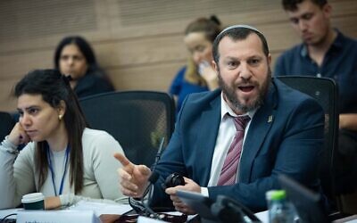 وزير التراث عميحاي إلياهو يتحدث خلال اجتماع لجنة التعليم والثقافة والرياضة في الكنيست، في القدس، في 7 يوليو 2025. (Yonatan Sindel/Flash90)