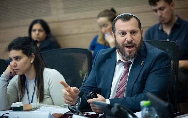 وزير التراث عميحاي إلياهو يتحدث خلال اجتماع لجنة التعليم والثقافة والرياضة في الكنيست، في القدس، في 7 يوليو 2025. (Yonatan Sindel/Flash90)
