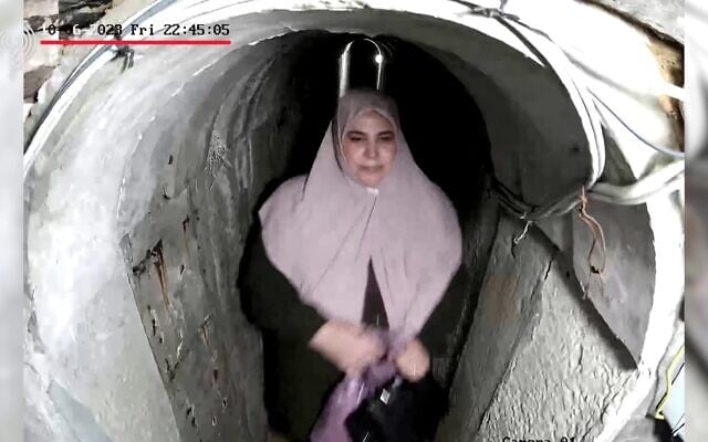 لقطة شاشة من فيديو نشره الجيش الإسرائيلي في 19 أكتوبر 2024، تُظهر زوجة زعيم حماس، يحيى السنوار، سمر محمد أبو زمر، وهي تحمل حقيبة يد، وتهرب إلى نفق برفقته وأطفالهما في الليلة التي سبقت هجوم حماس على إسرائيل في 7 أكتوبر 20234. (Screen capture; used in accordance with Clause 27a of the Copyright Law) لقطة شاشة من فيديو نشره الجيش الإسرائيلي في 19 أكتوبر 2024، تُظهر زوجة زعيم حماس، يحيى السنوار، سمر محمد أبو زمر، وهي تحمل حقيبة يد، وتهرب إلى نفق برفقته وأطفالهما في الليلة التي سبقت هجوم حماس على إسرائيل في 7 أكتوبر 20234. (Screen capture; used in accordance with Clause 27a of the Copyright Law)